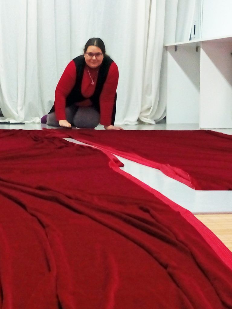 Nuria Anami construyendo la primera tienda roja del Templo