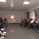 charla presentando la tienda roja