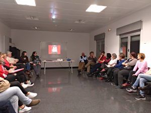 charla presentando la tienda roja