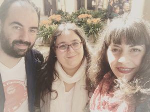 Antoni, Núria i Belinda a l'entrada del VII Parlament de les religions a Mallorca 2019